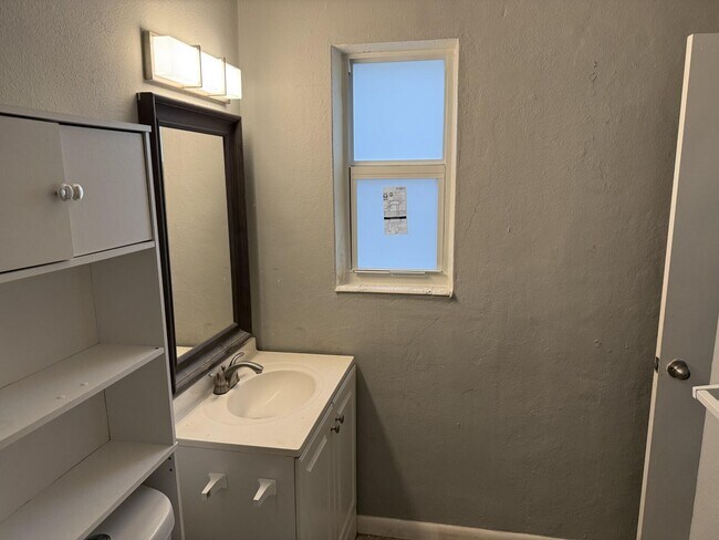 Building Photo - 1118 N H St