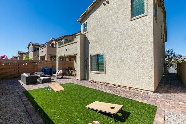 Building Photo - Gated, 4bed + loft with Bedroom and Full bathroom downstairs. Skye Canyon