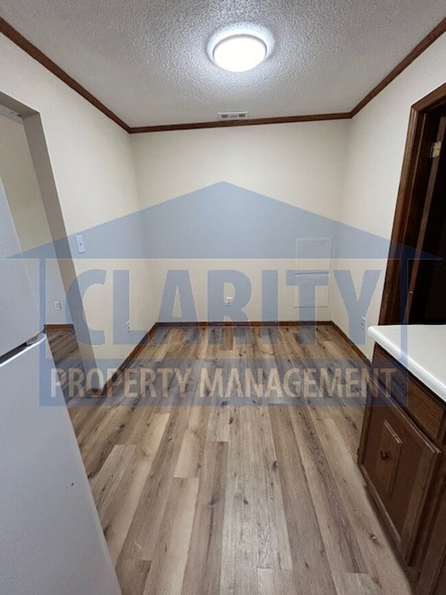 Building Photo - Centrally located two bedroom duplex!