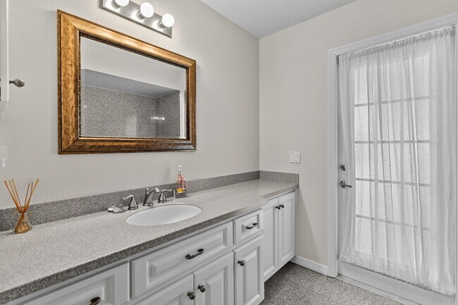 Building Photo - 1040 Bay Harbor Dr