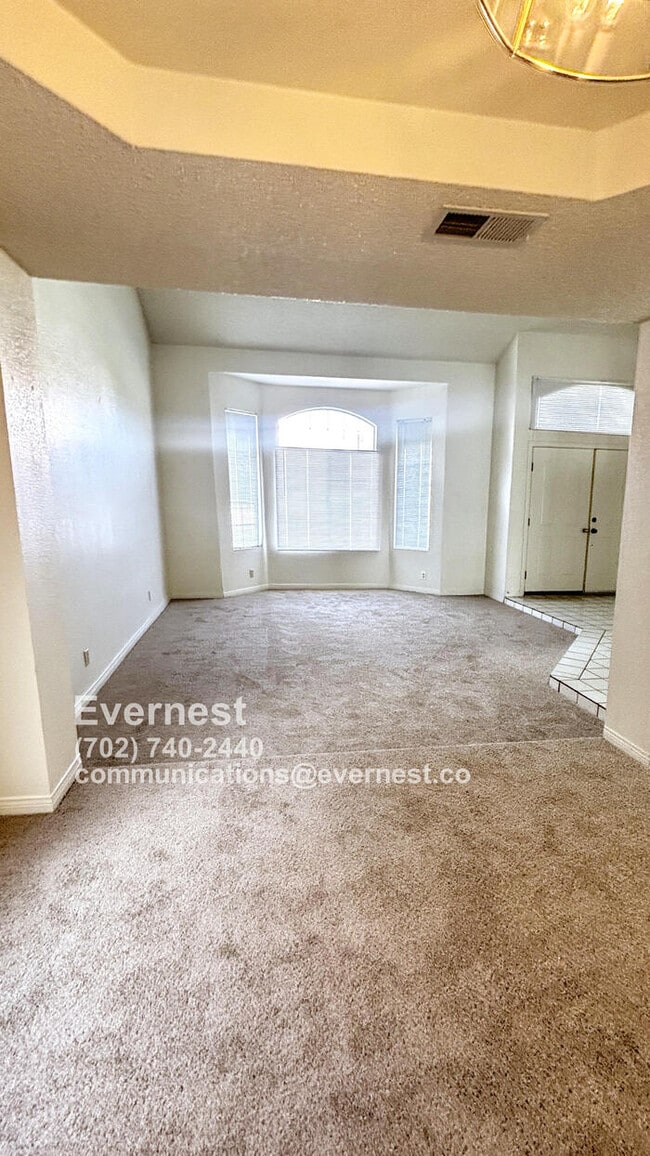 Building Photo - Spacious 4-Bedroom Home in a Great Locatio...