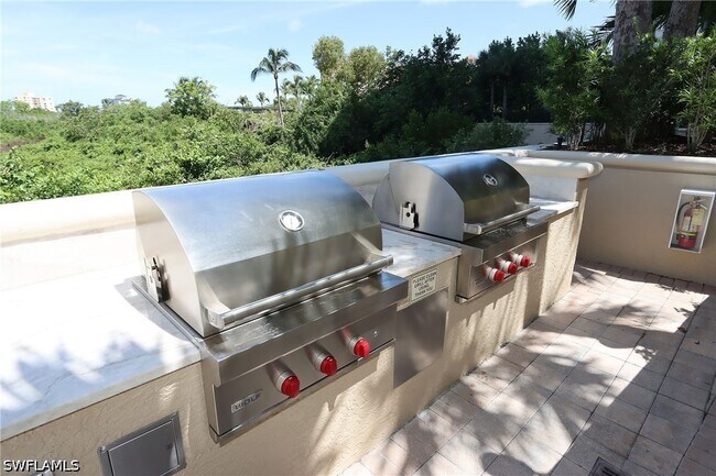 Building Photo - 8787 Bay Colony Dr