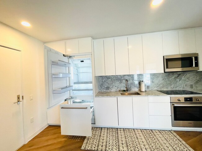 Building Photo - READY TO MOVE IN 1 bed, 1 bath Unit in A'a...