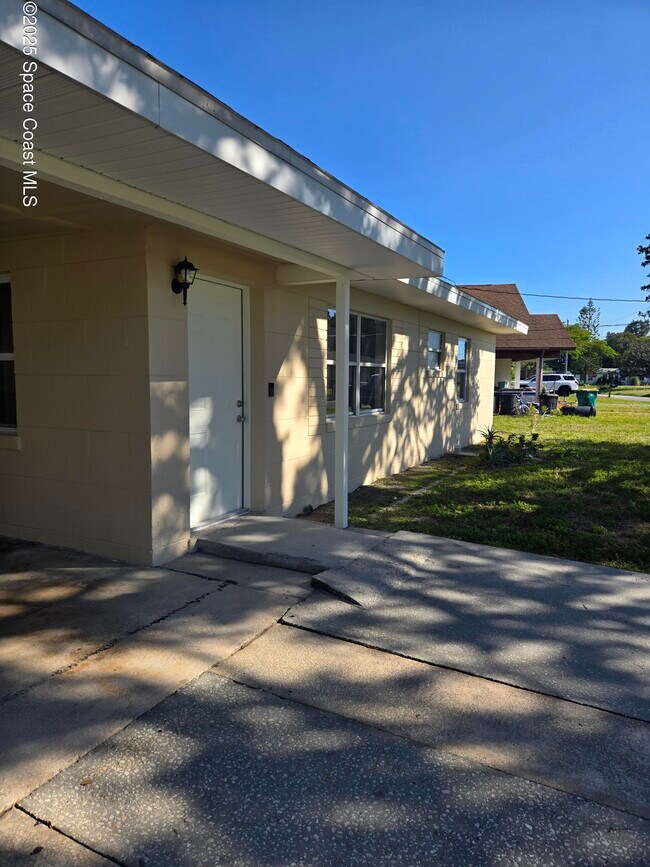 Primary Photo - 511 Japonica Dr