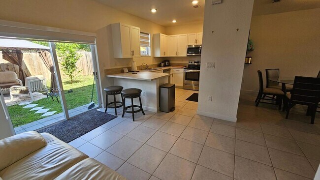 Building Photo - 1146 SE 26th Ter