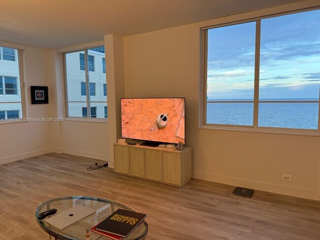 Building Photo - 5005 Collins Ave