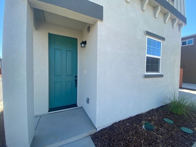 Building Photo - 3/2.5 home in Private Gated Community with Yard