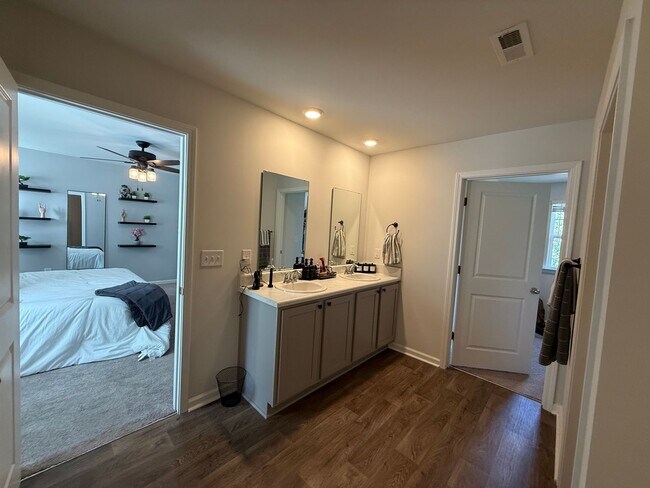 Building Photo - Fully Furnished - Move in Ready - Less than 12 month lease in SNEADS FERRY