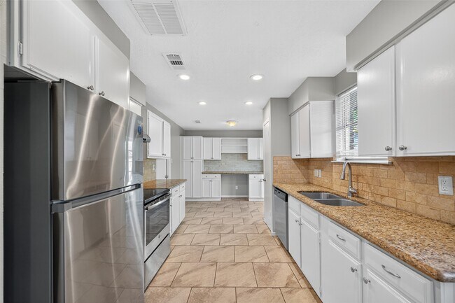 Building Photo - 811 Lochmoor Ln