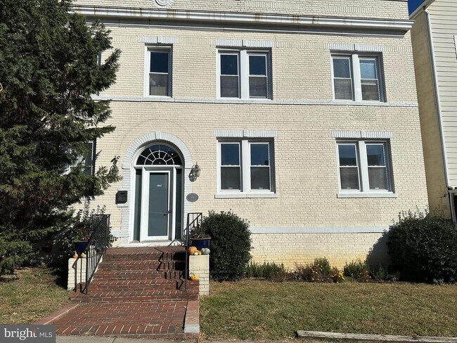 Building Photo - 314 V St NE