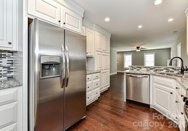 Building Photo - 704 N Main St