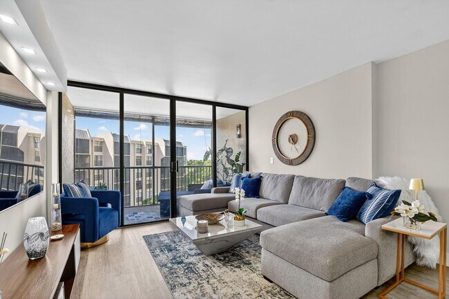 Building Photo - 20 Royal Palm Way