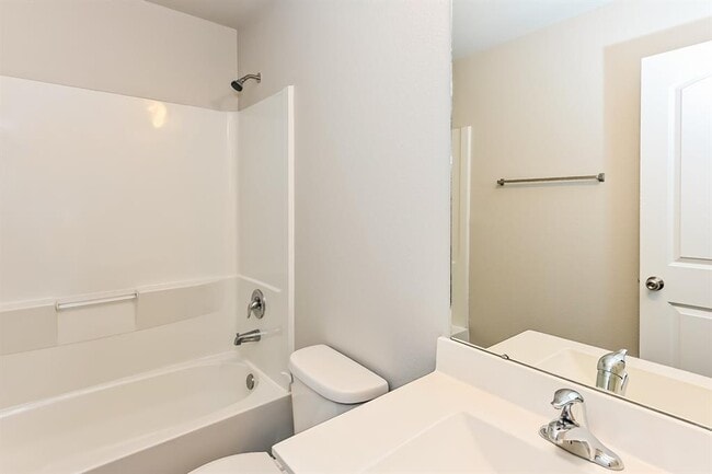 Building Photo - 14005 Lake Cres Dr