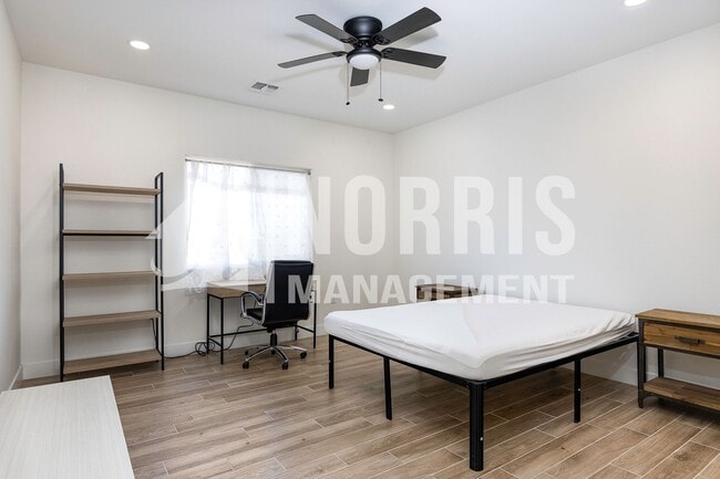 Building Photo - Beautiful Upgraded Home with Furnishings i...