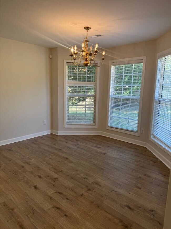 Building Photo - Updated 3 bedroom