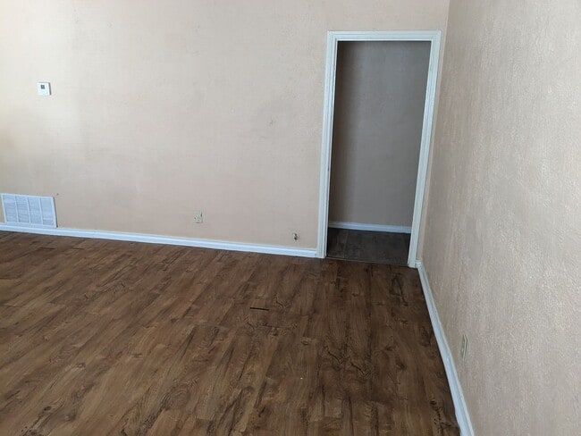 Building Photo - 3 Bed 1 Bath with fenced yard, laundry roo...