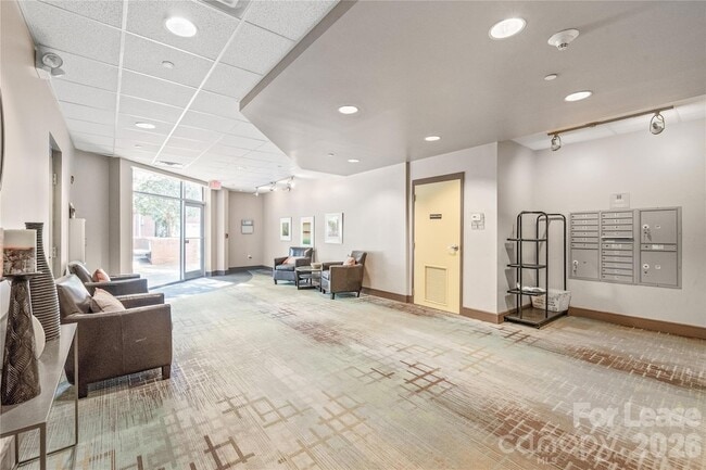 Building Photo - 2200 Lyndhurst Ave