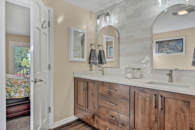 Building Photo - Cozy Hillside Boise Beauty Available 1/1/26!