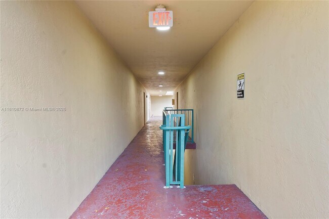 Building Photo - 666 W 81st St