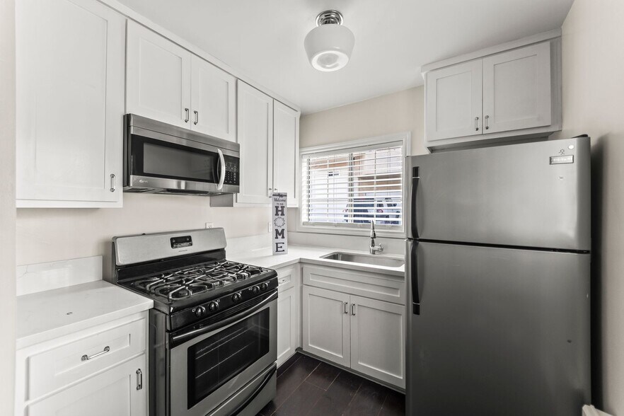 Building Photo - 4104 E 7th St