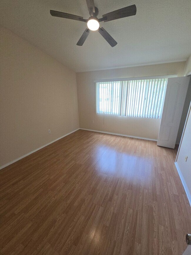 Building Photo - 2-Bedroom, 2.5-Bathroom Townhouse in Zephyrhills