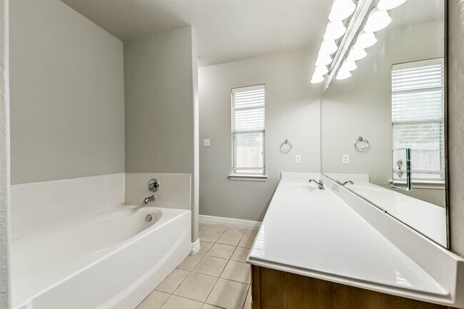 Building Photo - 21617 Horseshoe Dr