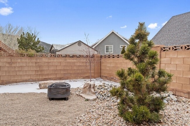 Building Photo - FULLY FURNISHED 3 Bed/2.5 Bath Home!
