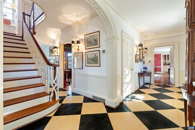 Building Photo - 640 Ivy Ln