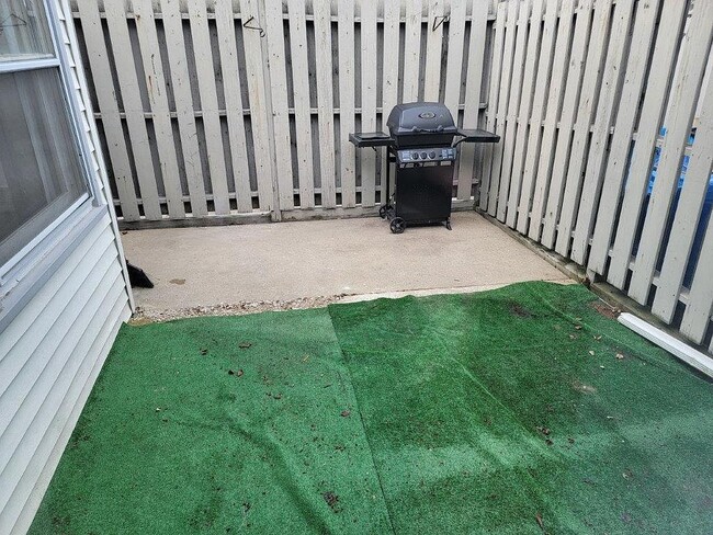 Building Photo - 1710 Queensbury Cir