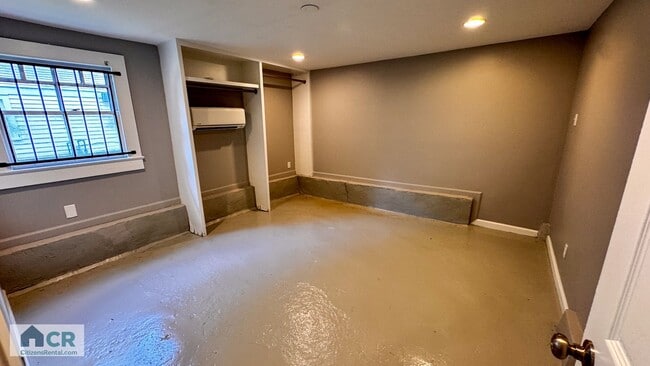 Building Photo - HUGE 9 bedroom house just a few blocks fro...