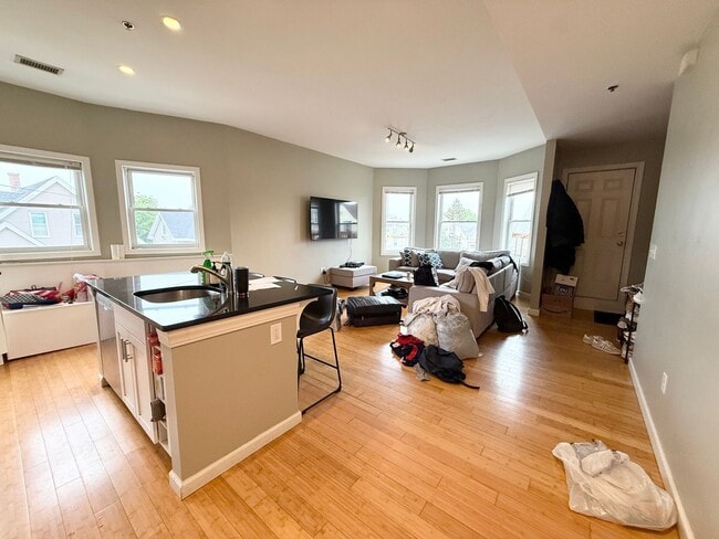 Building Photo - WOW!!!  CENTRAL AIR!  BAY WINDOWS!  ALLSTON 4 BED GEM!