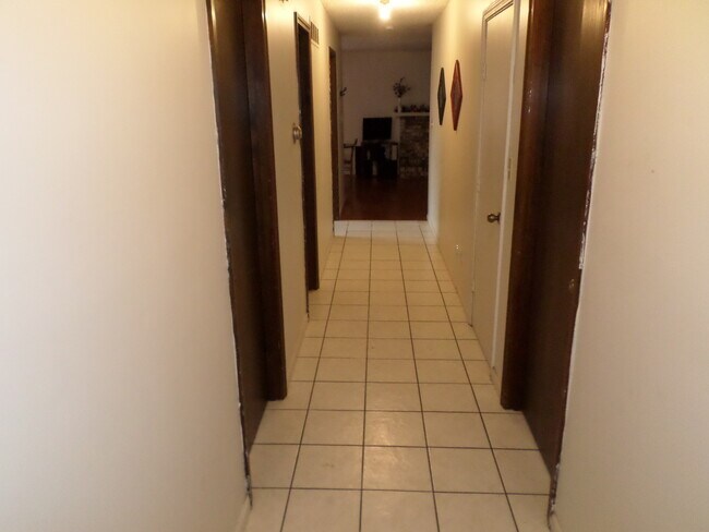 Building Photo - 5 bedrooms 3 bath on Shirley