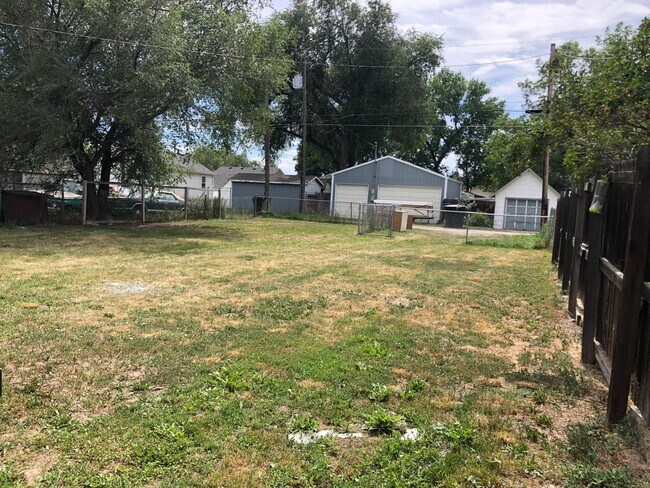 Building Photo - 4 bedroom, 1 bath. Dogs Ok, Remodeled in 2020, Laundry Hookups and Fenced Yard