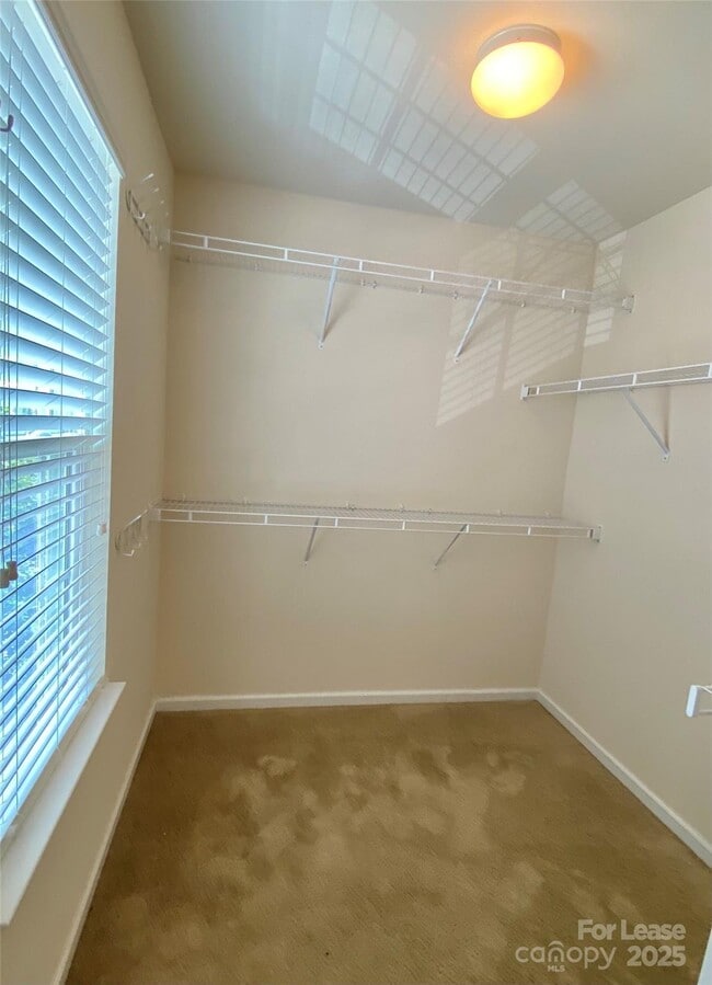 Building Photo - 2601 Silverthorn Dr