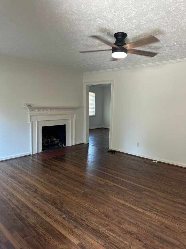 Building Photo - 2 Bedroom Cottage in Gainesville!
