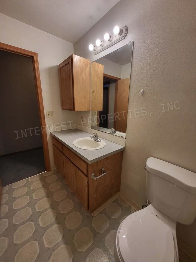 Building Photo - 3bd 2 ba Townhouse w/Washer/Dryer in Unit, Yard and Garage!