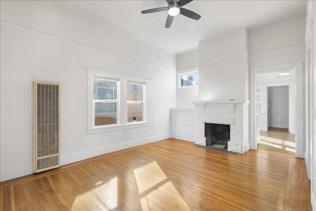 Building Photo - 1517 Willow St - 2 Bedroom | 1 Bath | Duplex