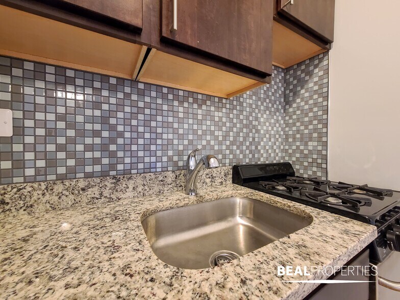 Building Photo - 819 W Cornelia Ave