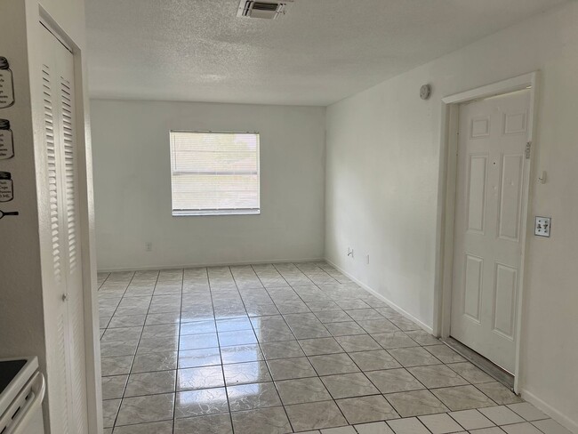 Building Photo - Beautiiful Palm Gardens 2 bedroom, 1 bath ...