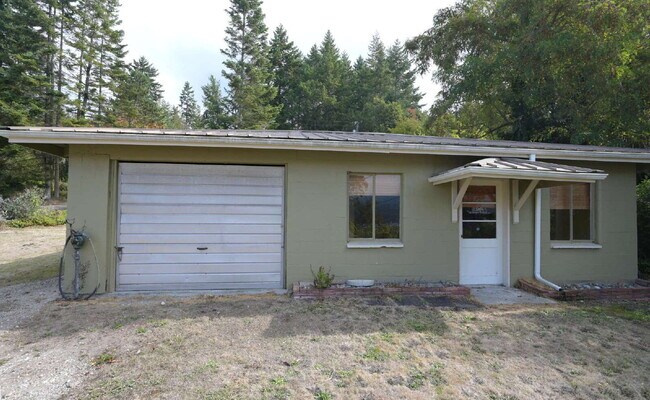 Building Photo - 2 bed 1 bath home with great view of Sequi...