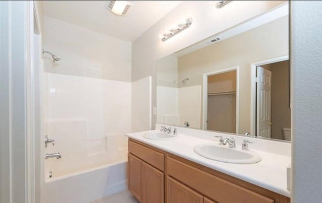 Building Photo - 1800 E Lakeshore Dr