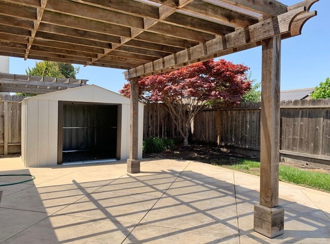 Building Photo - 4 Bedroom Home in Hollister