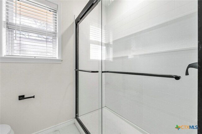 Building Photo - 3017 Oaklawn Dr