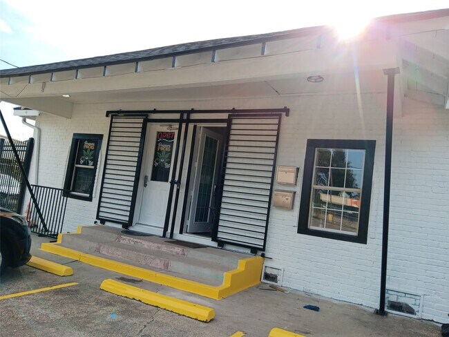 Building Photo - 304 Lockwood Dr