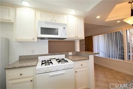 Building Photo - 6 7th Pl