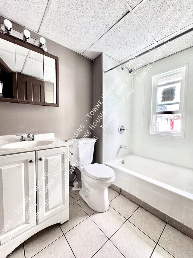 Building Photo - 10 Parkview Ave