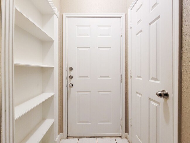 Building Photo - 2 Bed Townhouse Condo Near Medical Center & Rice Village!