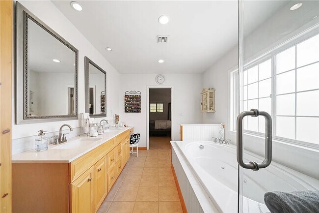 Building Photo - 329 E Everett Pl