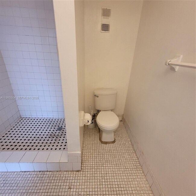 Building Photo - 10090 NW 80th Ct