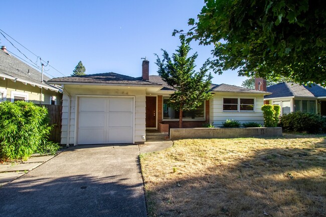 Primary Photo - Fantastic SE Portland Home with Parking, H...